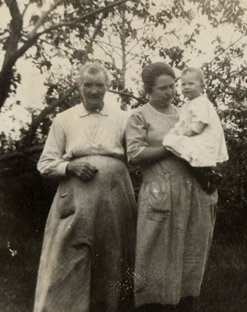 grandma-larsen-left1924